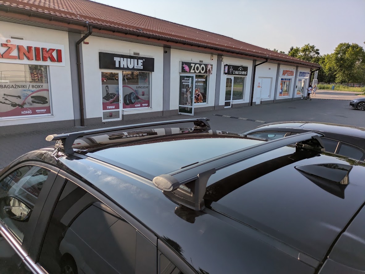Yakima ThruBar Black na Mazdzie CX-5 przed sklepem Boxcars